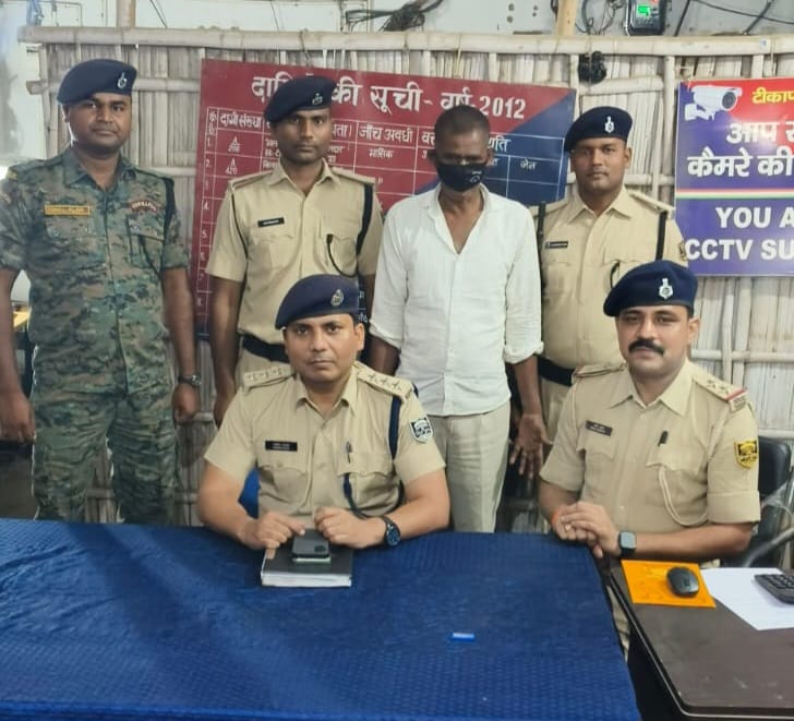 पूर्णिया – डुमरी में 6.080 किलोग्राम गांजा बरामद: नशा कारोबारियों पर प्रशासन का शिकंजा, एक गिरफ्तार, एक फरार